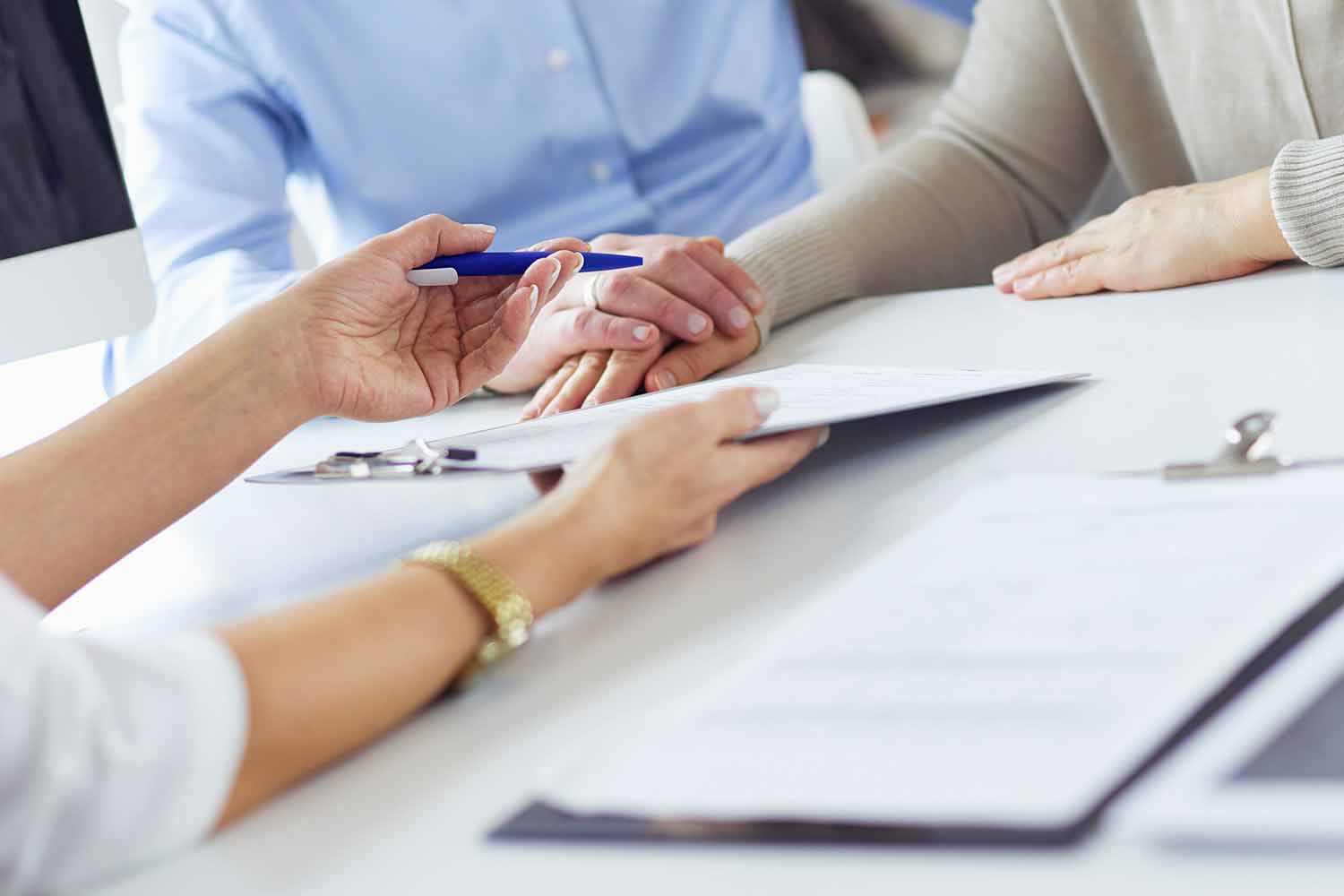 Patientenverfügung wird zur Unterschrift gereicht